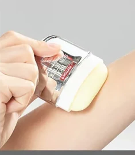 Aplicando Bio Sun Stick en el brazo