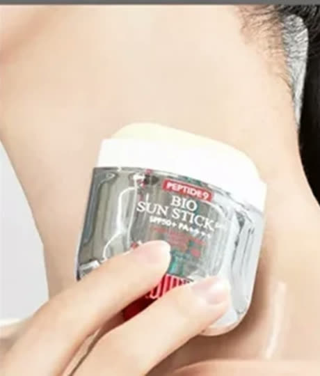 Aplicando Bio Sun Stick en el cuello